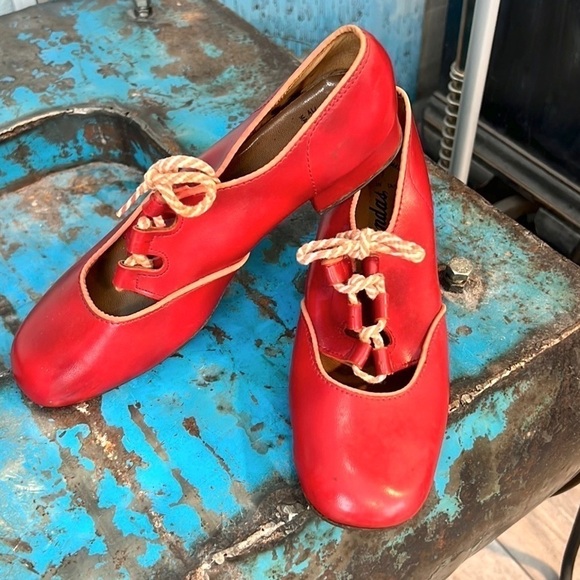 ♥️HP♥️🎉VTG Linda’s in Red, Incredible Condition, Original Laces, 7 - Picture 1 of 7